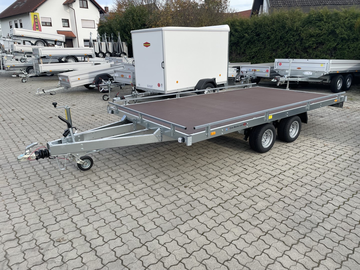 Autopřepravník Plato s Nájezdy Bržděný 2700Kg